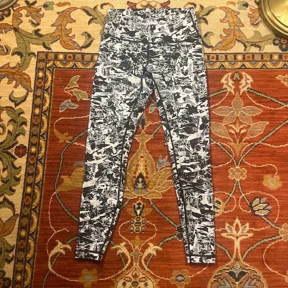 Lululemon • black and white leggings